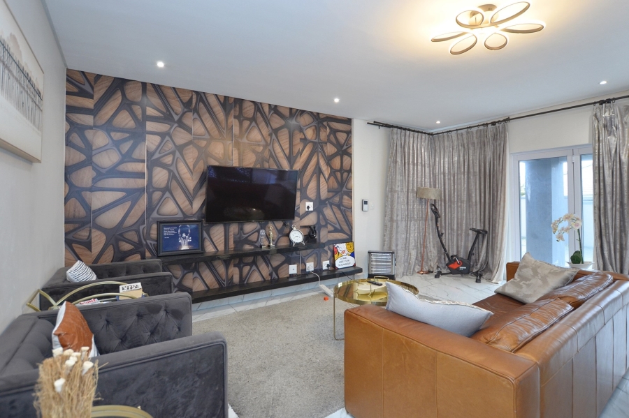 2 Bedroom Property for Sale in Kenridge Western Cape